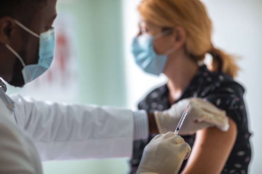 Covid-19 : quel schéma vaccinal pour les personnes infectées avant ou après une vaccination ?